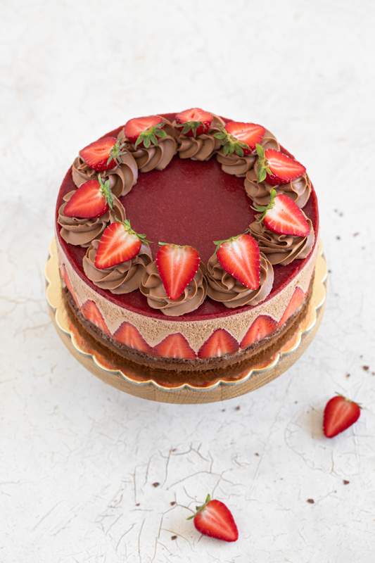 Čokoladna torta s svežimi jagodami Leaneen recept Čokoladna torta s svežimi jagodami Leaneen recept