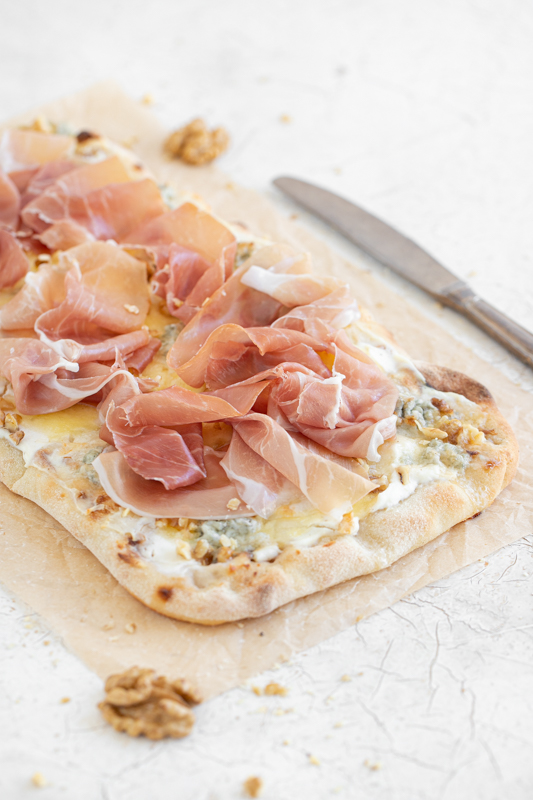 Pinsa bianca s pršutom, gorgonzolo in orehi Leaneen recept