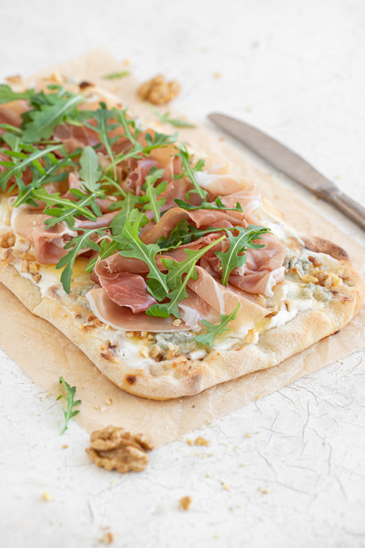 Pinsa bianca s pršutom, gorgonzolo in orehi Leaneen recept