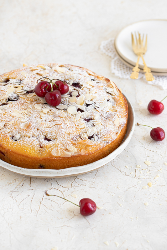 Masleni kolač s češnjami in kefirjem Leaneen recept Masleni kolač s češnjami in kefirjem Leaneen recept