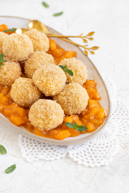 Skutni cmočki z marelicami in maslenimi drobtinami Leaneen recept