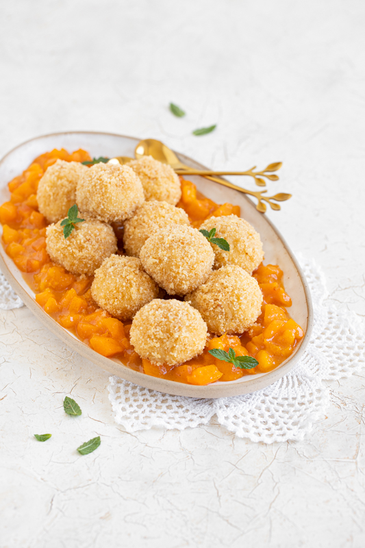 Skutni cmočki z marelicami in maslenimi drobtinami Leaneen recept