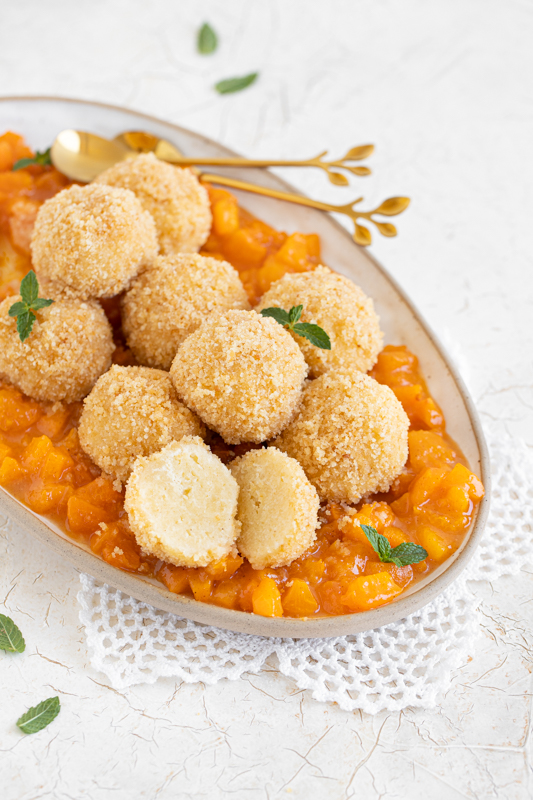 Skutni cmočki z marelicami in maslenimi drobtinami Leaneen recept
